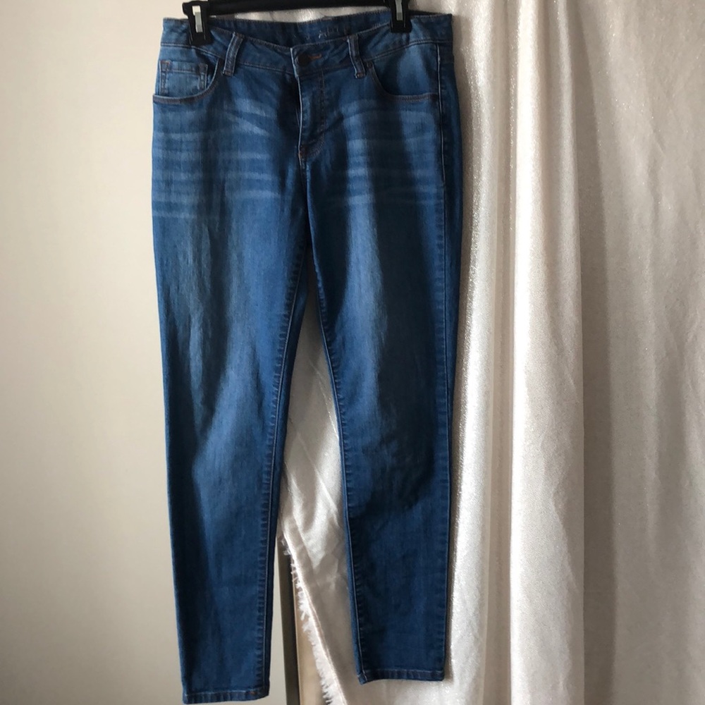 Medium wash skinny jeans